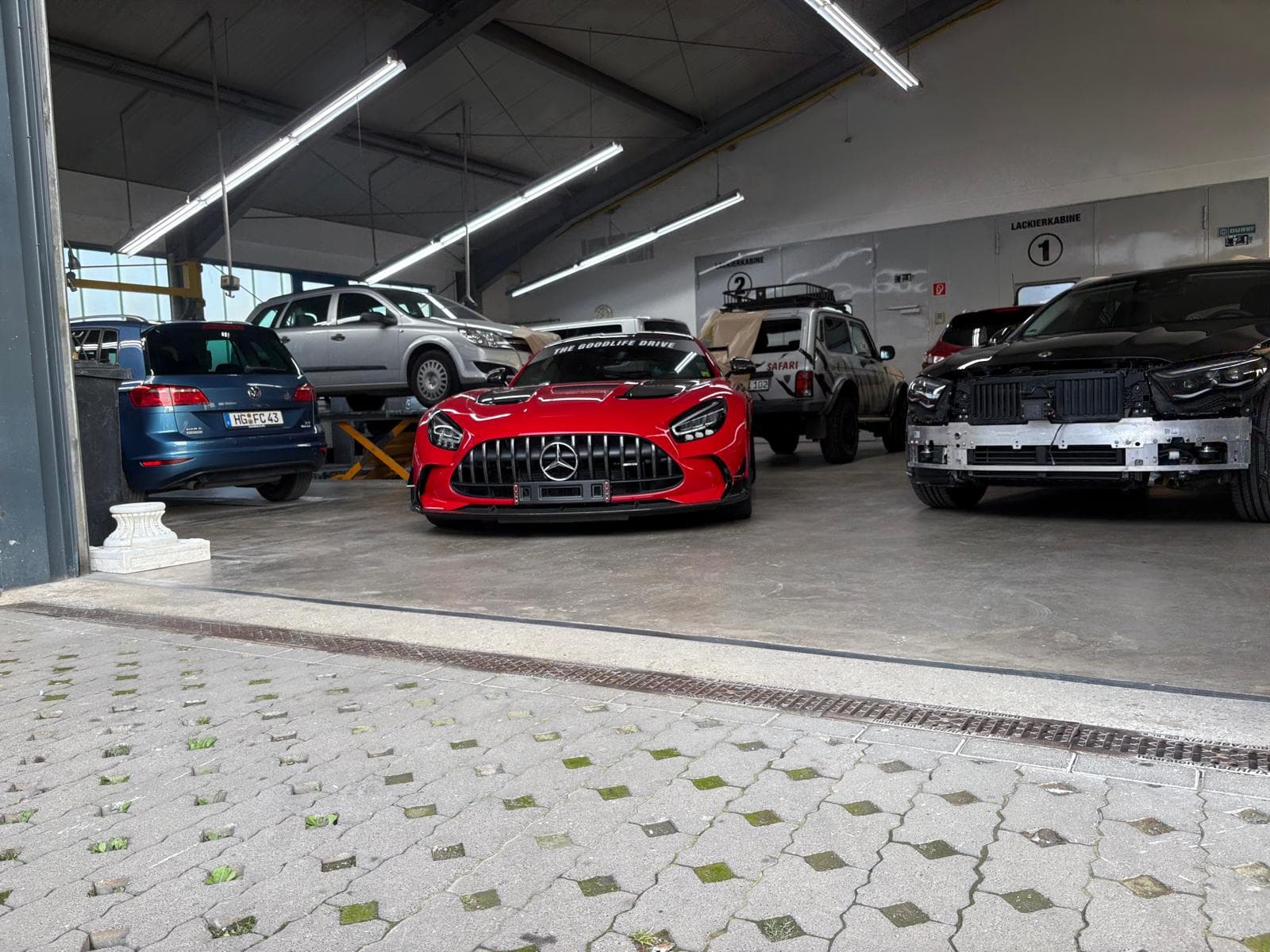 HOHLER Werkstatthalle mit mehreren Fahrzeugen