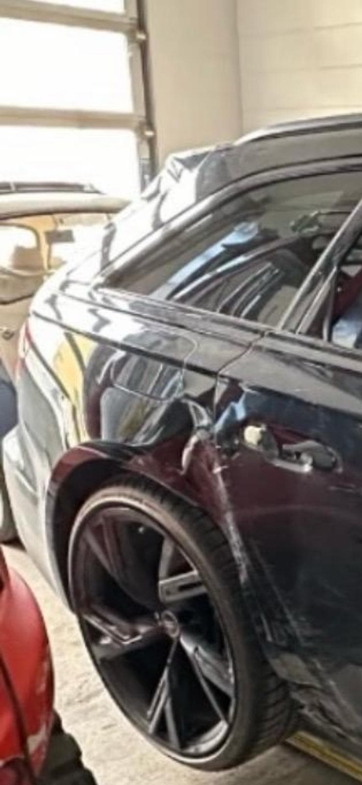 Audi RS6 Avant – Seitenschaden an Kotflügel und Tür vor der Reparatur