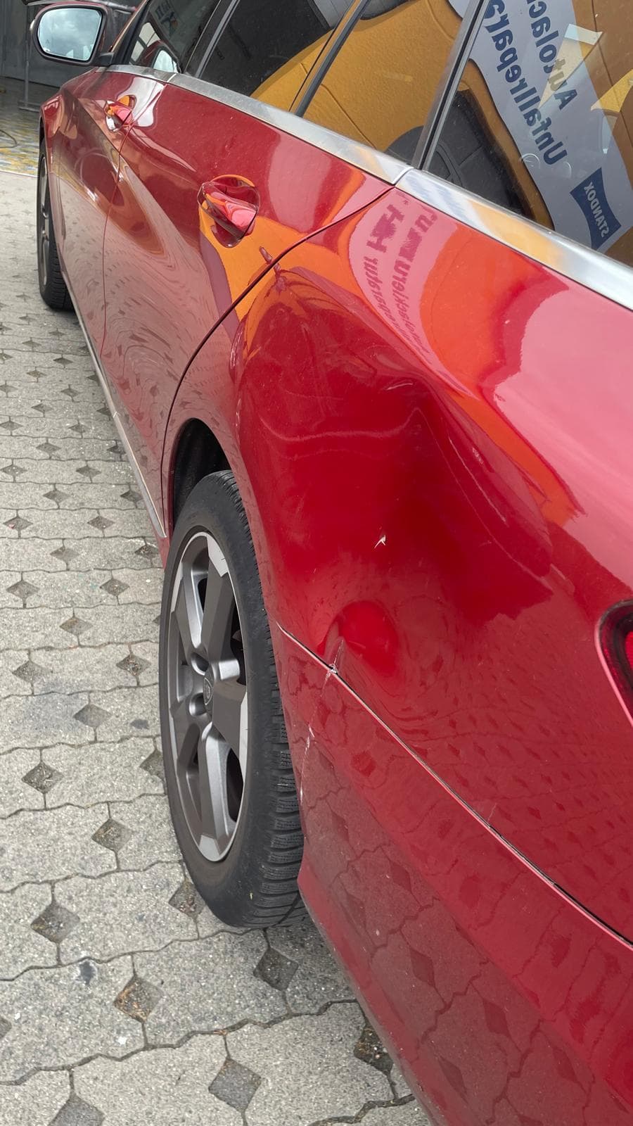 Mercedes C-Klasse – Delle und Lackschaden am Kotflügel vor der Reparatur