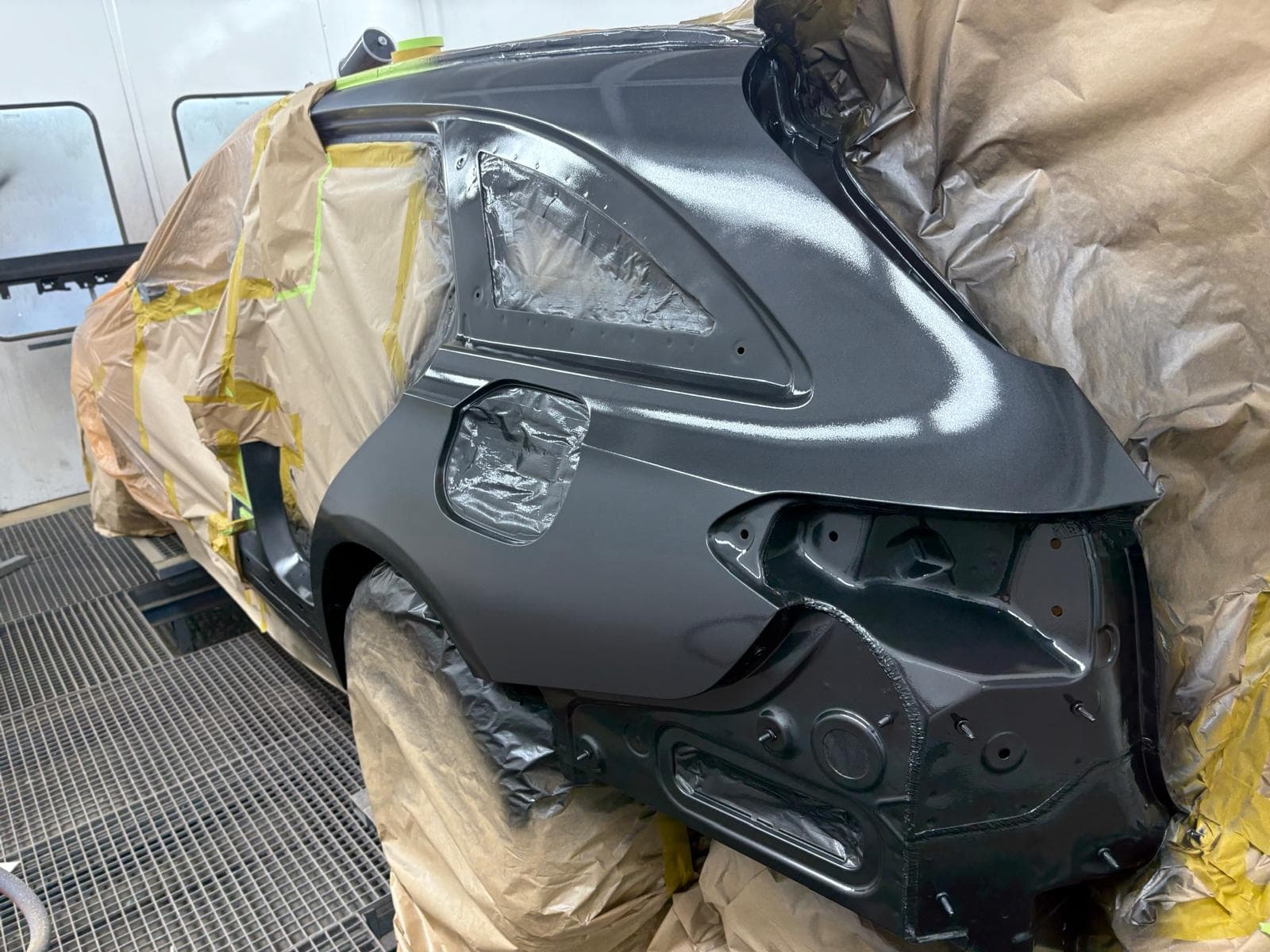 Mercedes EQS – Karosserieseite nach Richtarbeiten frisch lackiert in der Lackierkabine