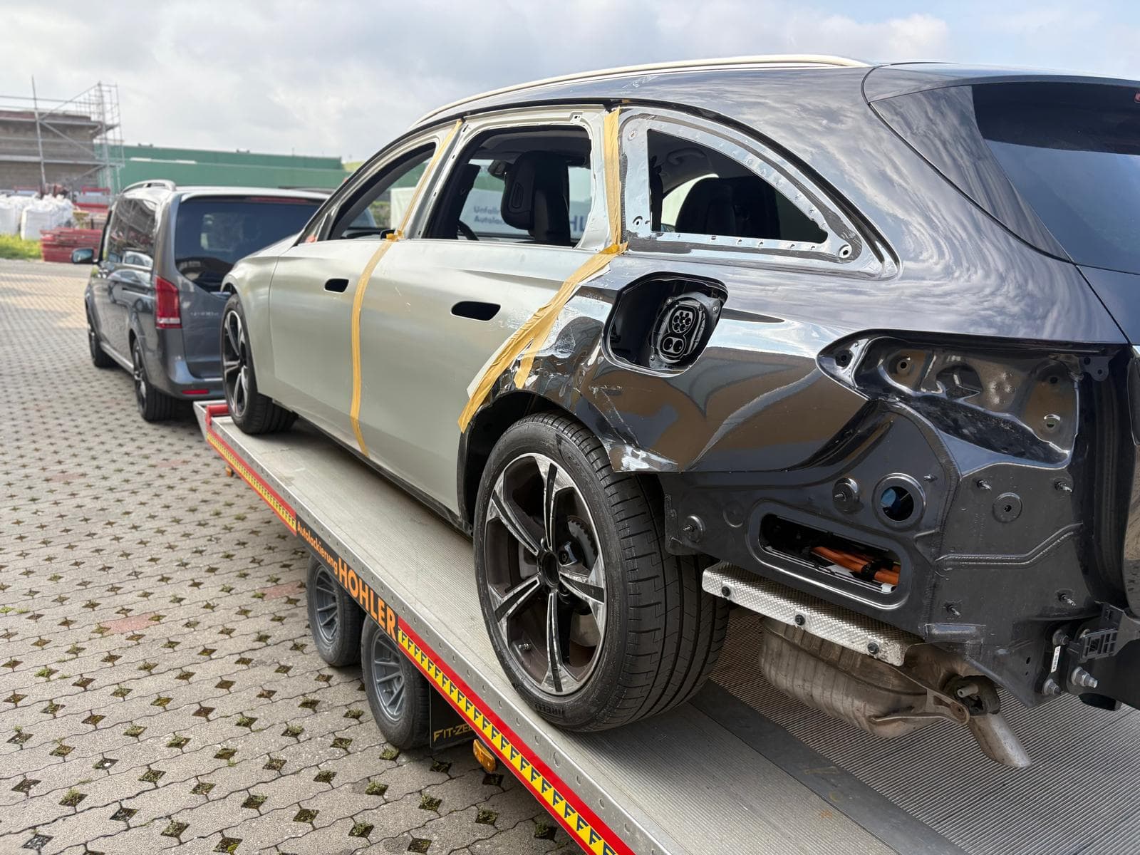 Mercedes EQS mit schwerem Seitenaufprall auf dem HOHLER Abschleppwagen