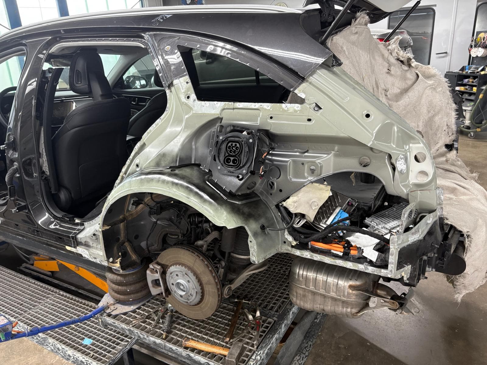 Mercedes EQS – Karosserie vollständig demontiert, Strukturschäden sichtbar